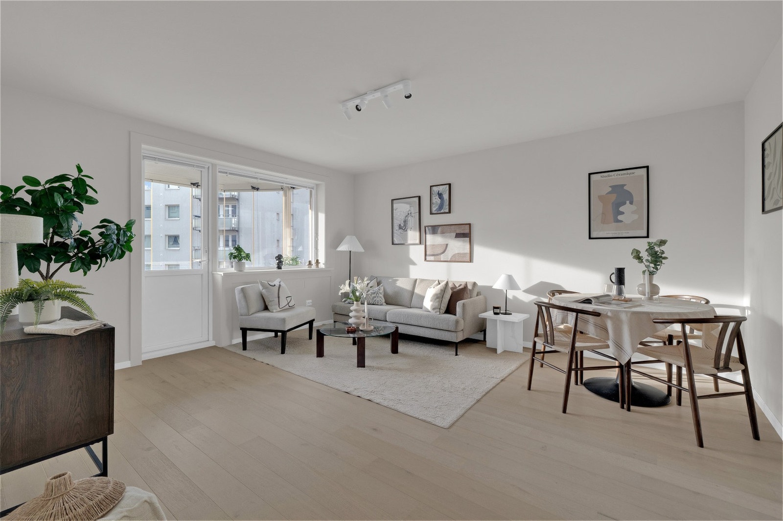 Meget pen og gjennomført oppussing ble utført i 2025. Delikat material- og fargevalg. Flytt rett inn! Galleribilde