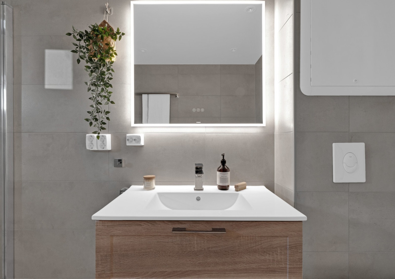 Til venstre for servanten er det opplegg for vaskemaskin og tørketrommel. Speilet kan du justere i flere lys. Galleribilde