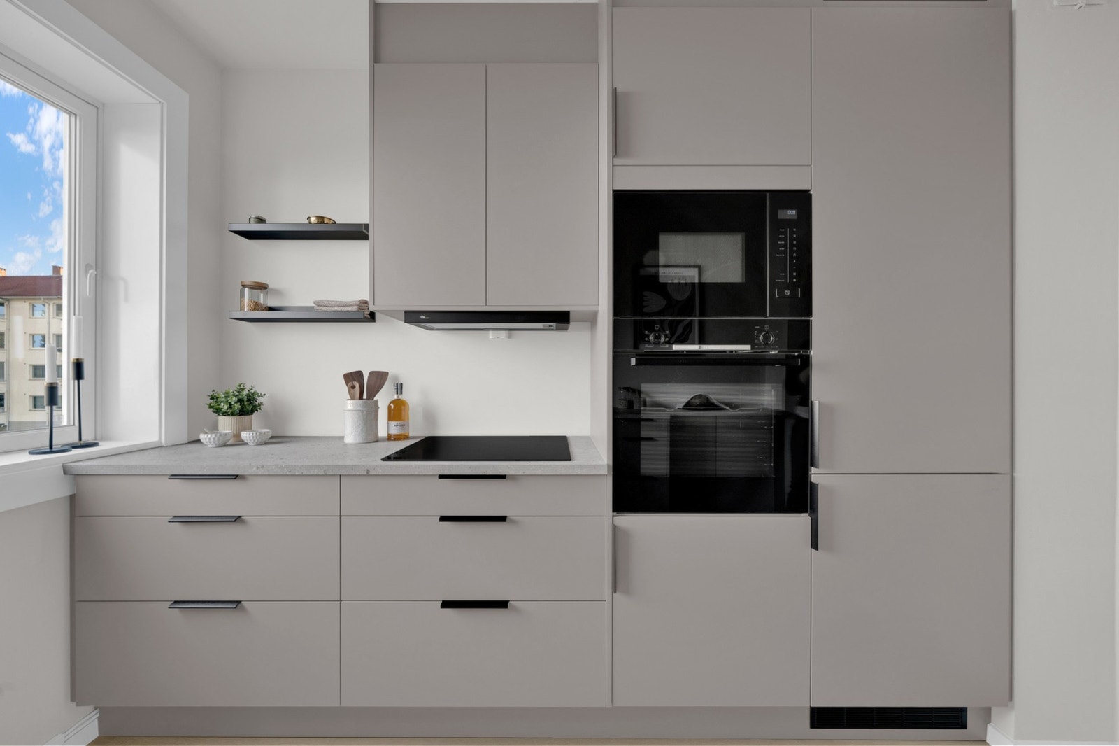 Flott kjøkken i moderne utførelse med innredning fra HTH og helt nye integrerte hvitevarer av god kvalitet som medfølger. Galleribilde