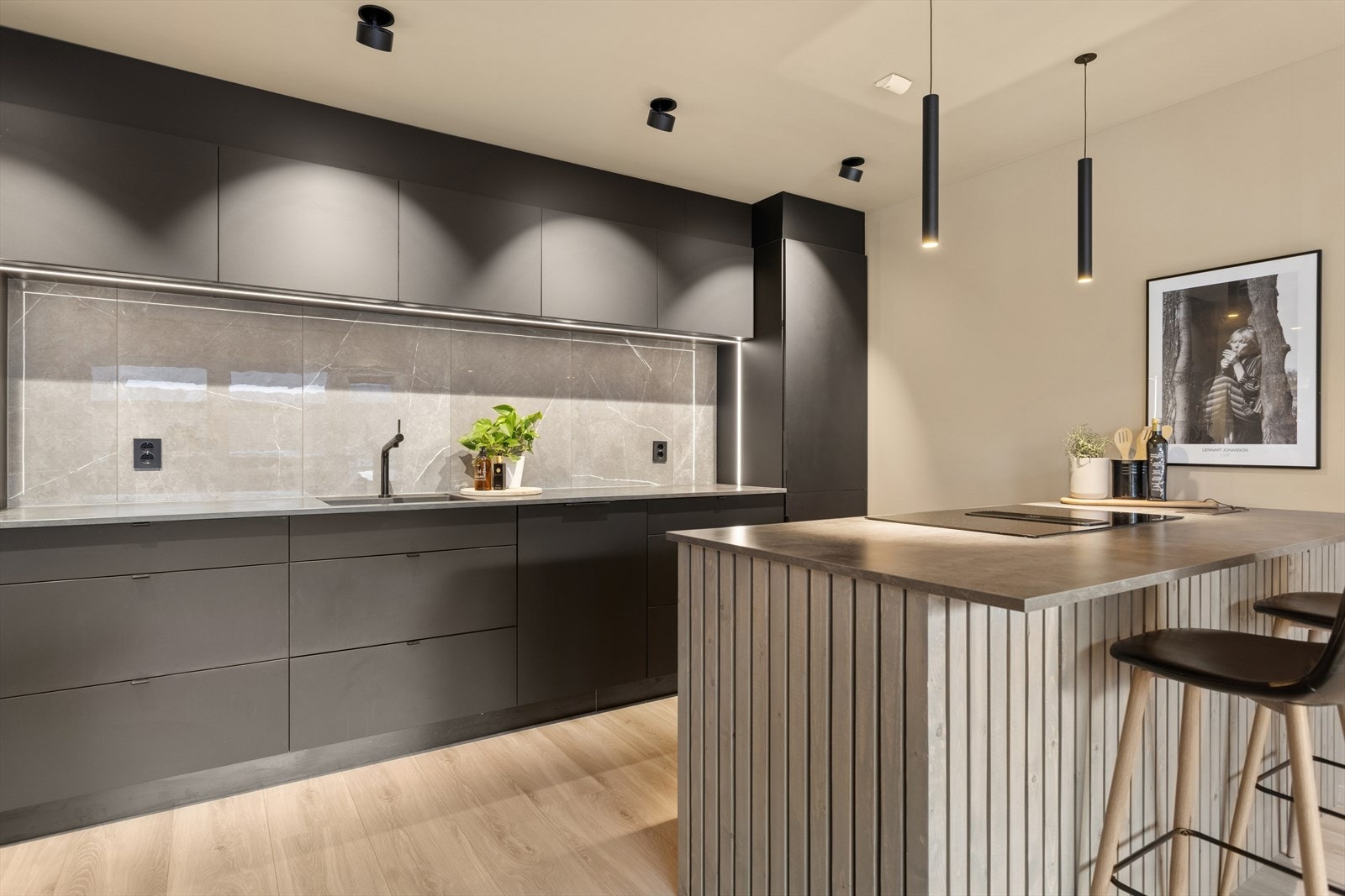 Leiligheten har et meget elegant kjøkken fra 2022. Galleribilde