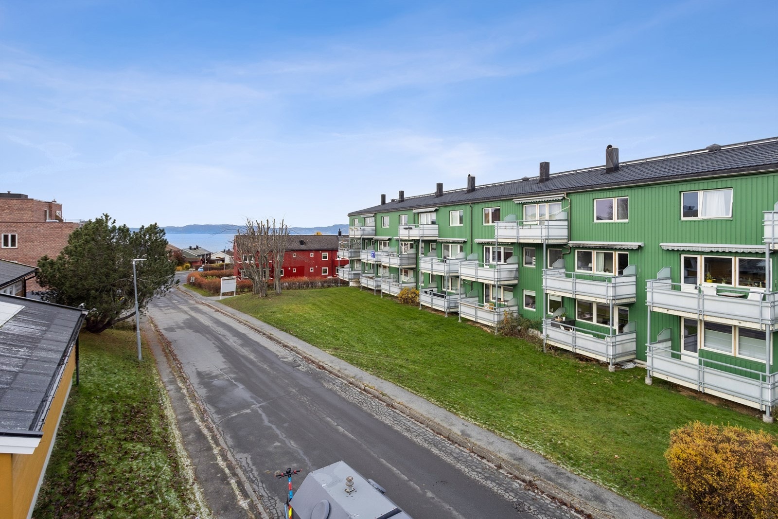 Fra eiendommen er kort vei ned til sjøen. Galleribilde