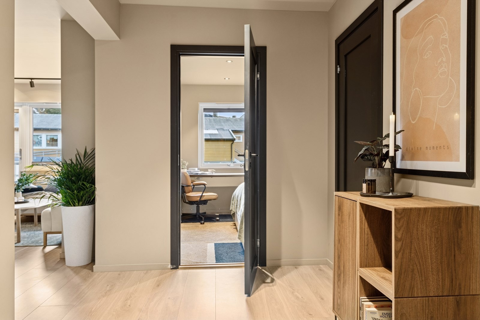 Entréen er ca. 7,4 m². Galleribilde