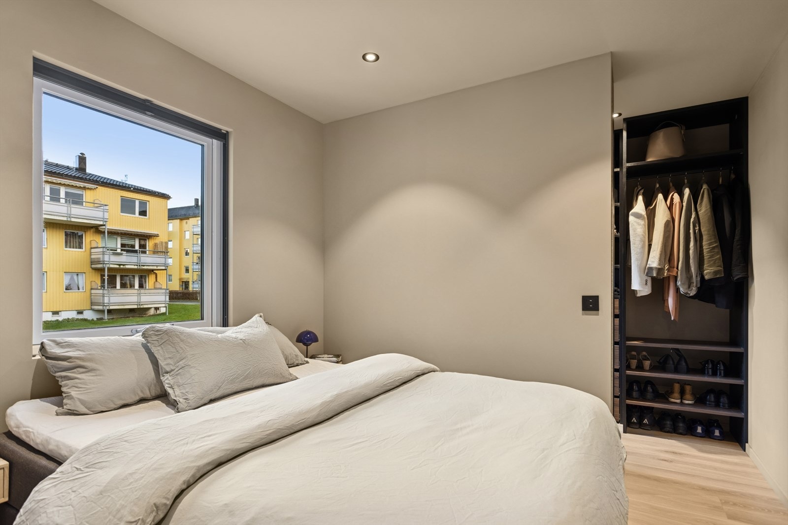 Leiligheten har opprinnelig 2 soverom men er ombygd noe for bedre plassutnyttelse og et ekstra soverom. Galleribilde