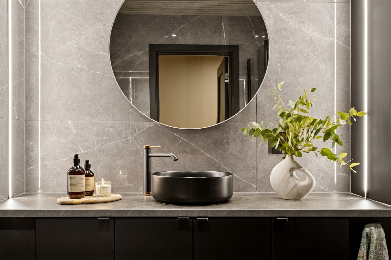 Baderommet har en pen innredning med kledelig servant. Galleribilde