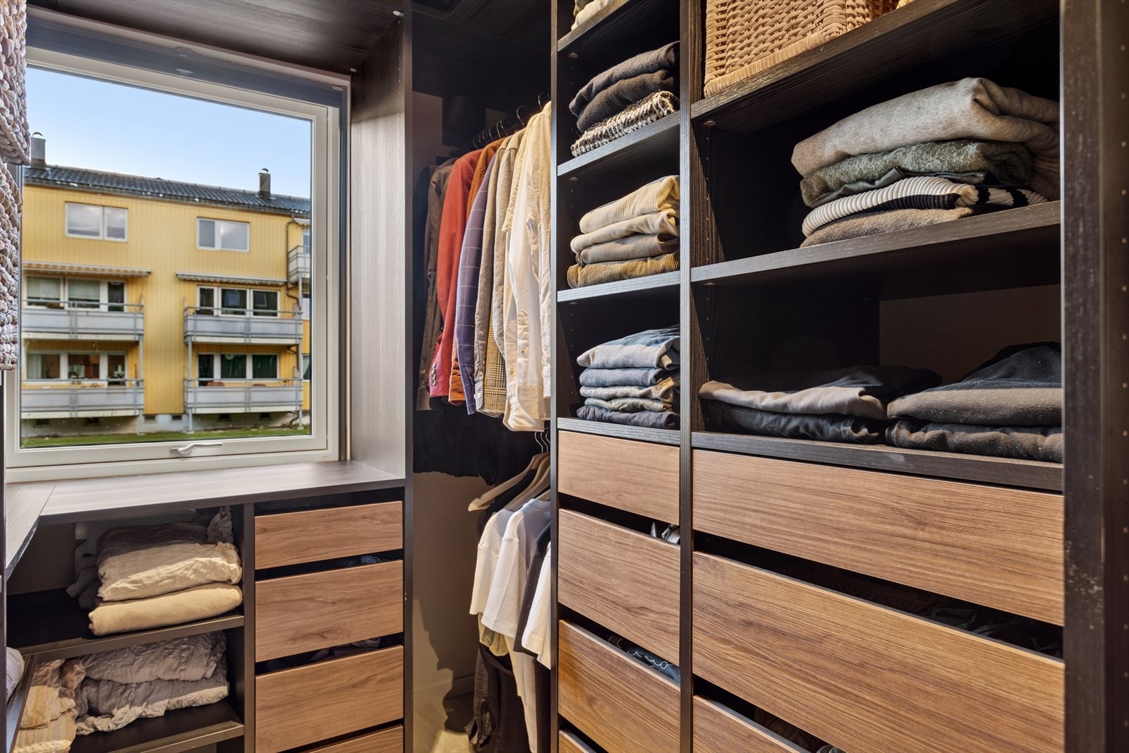Walk- in-closet med mye skap- og skuffeplass. Galleribilde