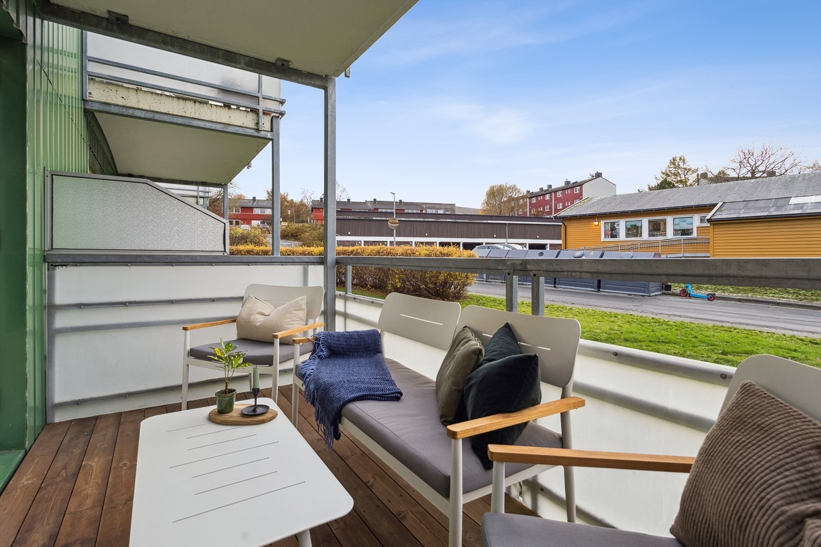 Balkongen har god plass til utemøbler. Galleribilde