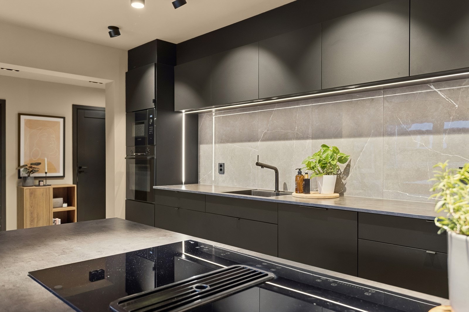 Ikke bare kjøkkenet men hele leiligheten ble heloppusset/renovert i 2022. Galleribilde