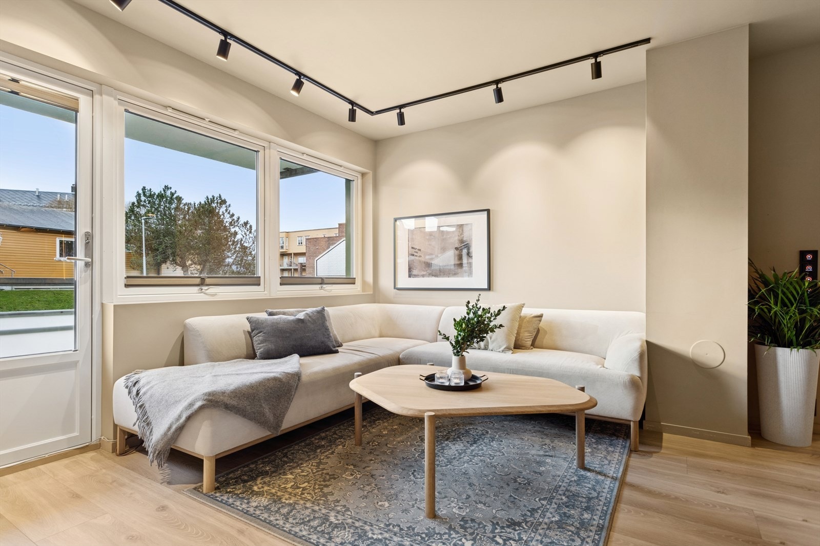 Fra stuen er det utgang til en sør/vestvendt og solrik balkong. Galleribilde