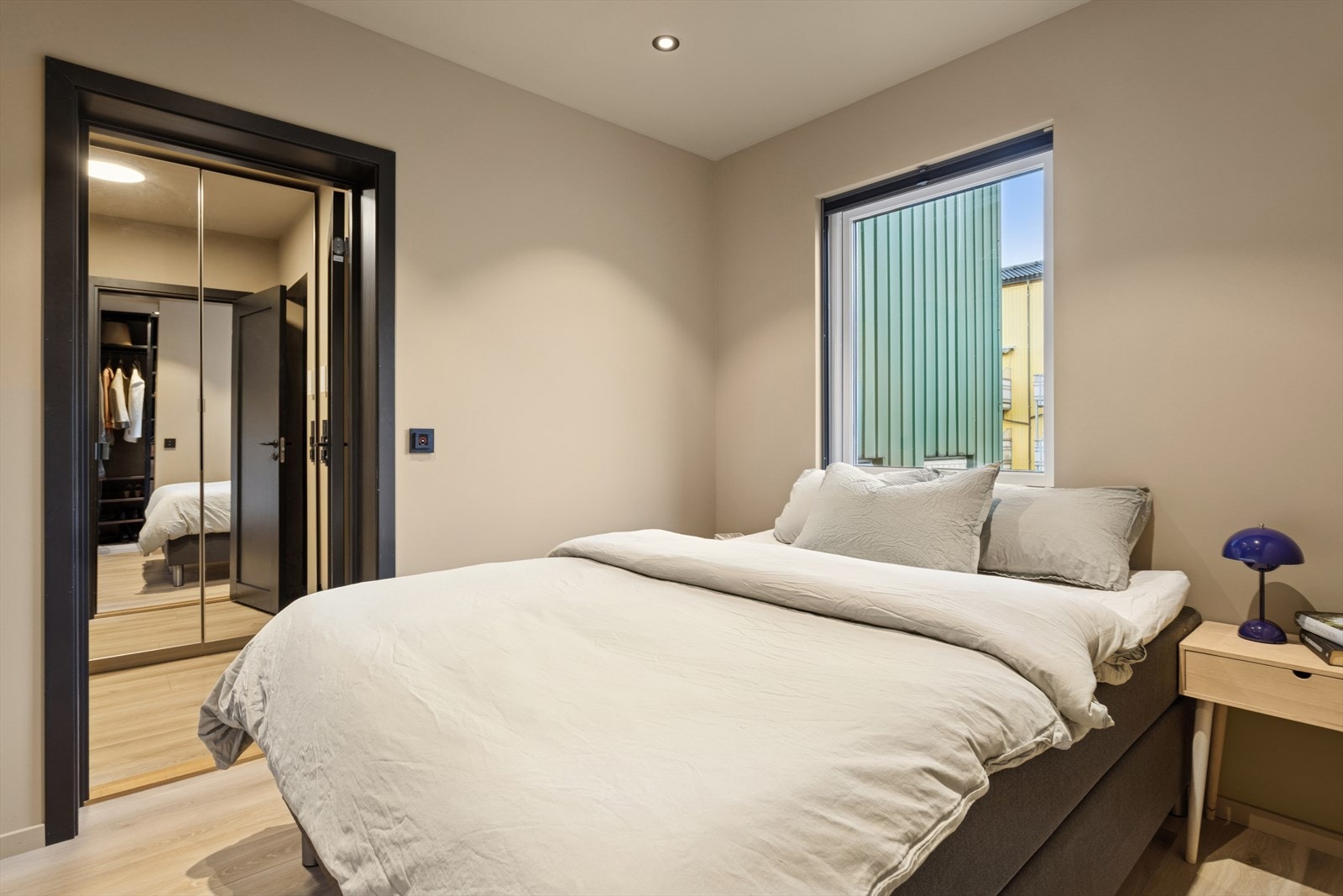 Hovedsoverommet har god plass til en romslig seng og er malt i en lun- og behagelig veggtone. Galleribilde