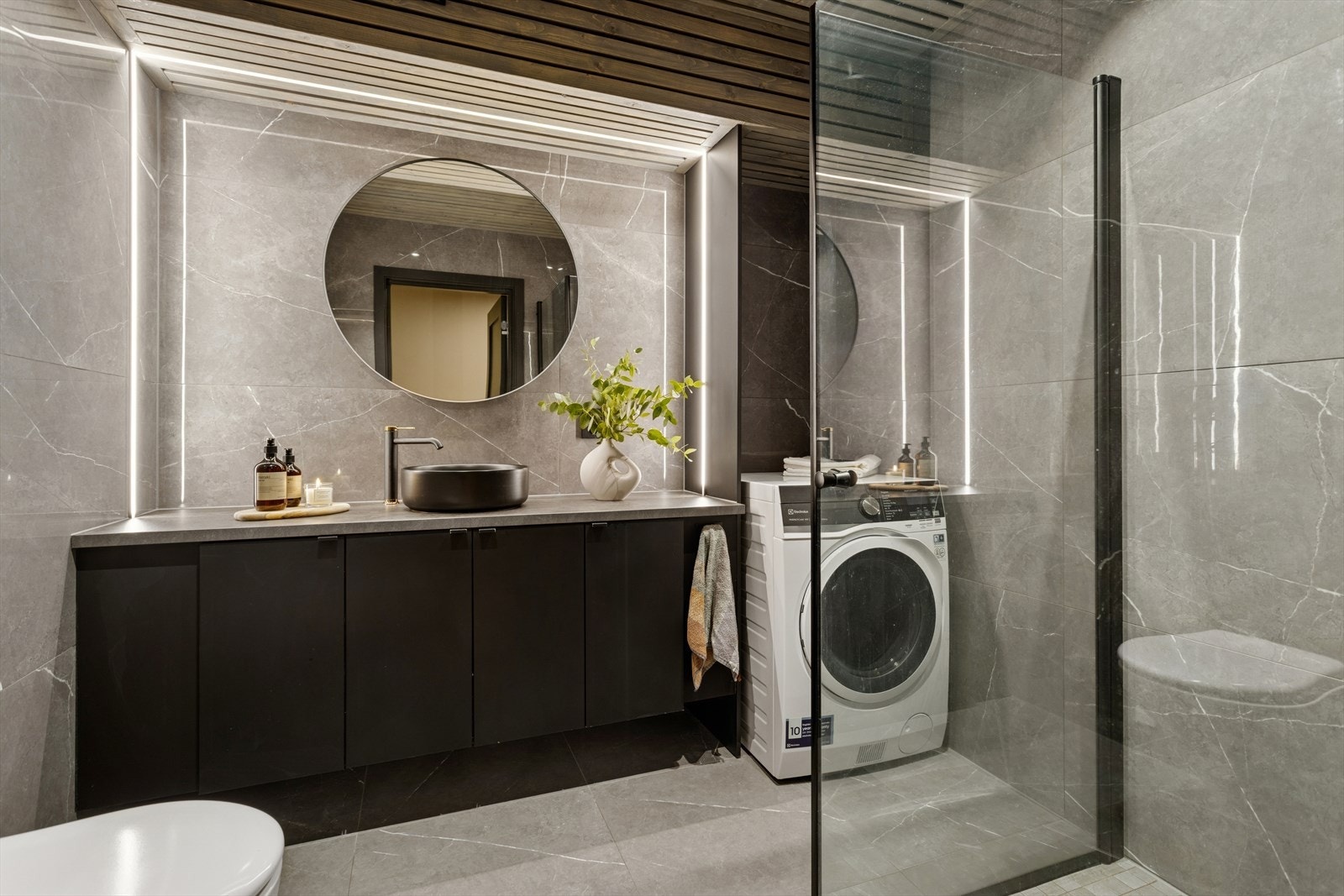 Meget flott flislagt baderom med varmekabler i gulv. Badet ble totalrenovert i 2022. Galleribilde