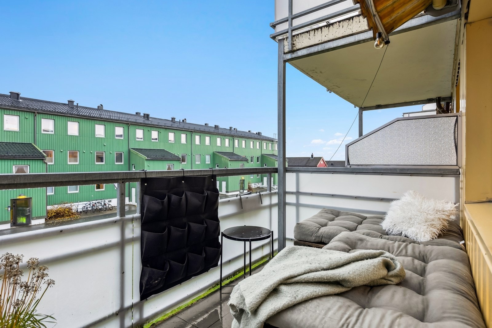 Fra stuen er det utgang til solrik balkong med koselig, liten sittegruppe. Her har du solen fra formiddagen til sent på kveld. Uteområde til glede på varme sommerdager. Galleribilde