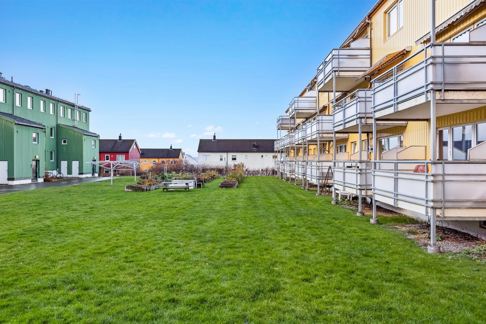 Utsyn over felles grøntområde gir rom for avslapning og sosiale aktiviteter. Galleribilde