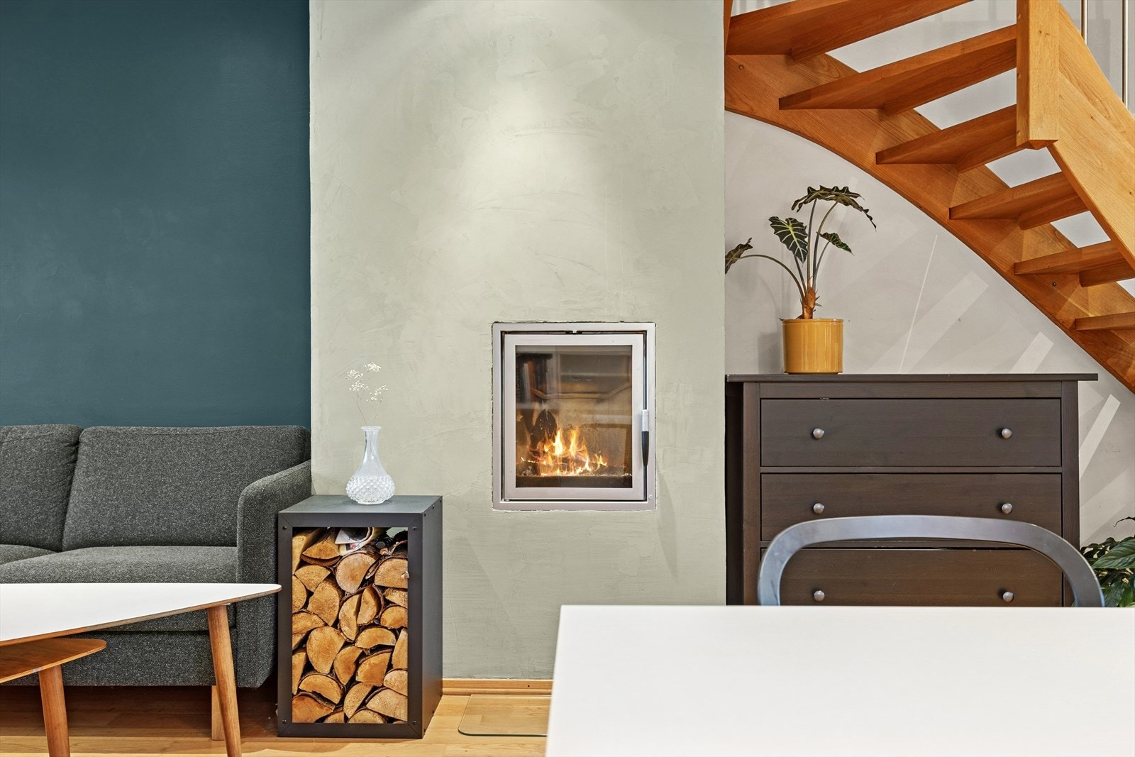 Leiligheten går over 2 etasjer med stue og kjøkken i 2. etasje og soverom og bad i 3. etasje. Galleribilde