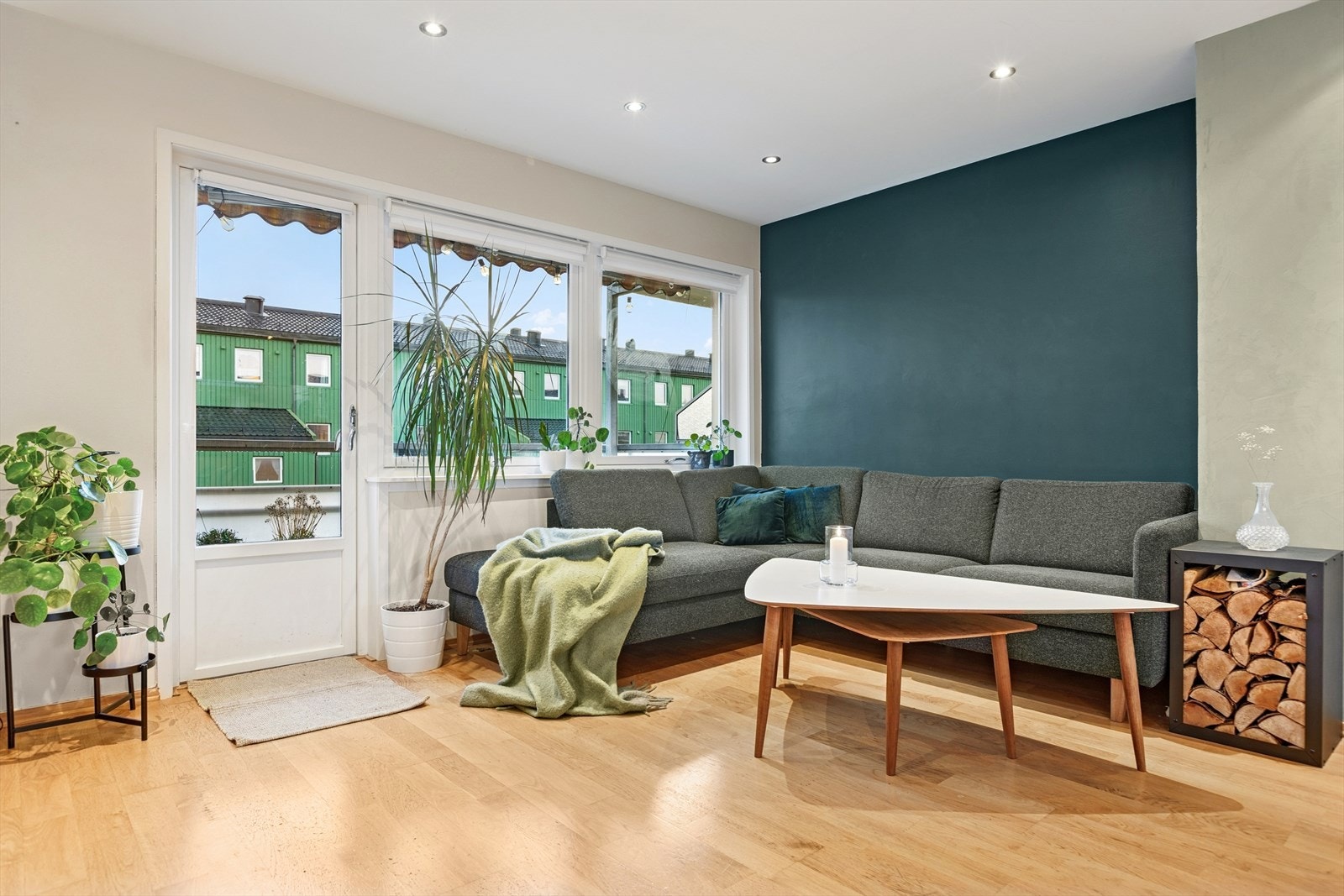 Store vinduer gir naturlig lysinnslipp og utsyn mot grøntområde og det hyggelige nabolaget som omgir eiendommen. Galleribilde