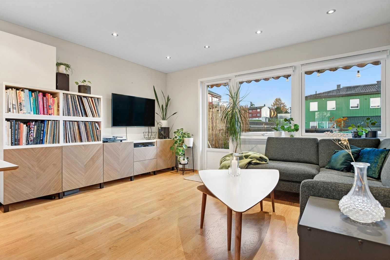 Leilighetens planløsning gir en romslig og åpen stue, med gode møbleringsmuligheter. Galleribilde