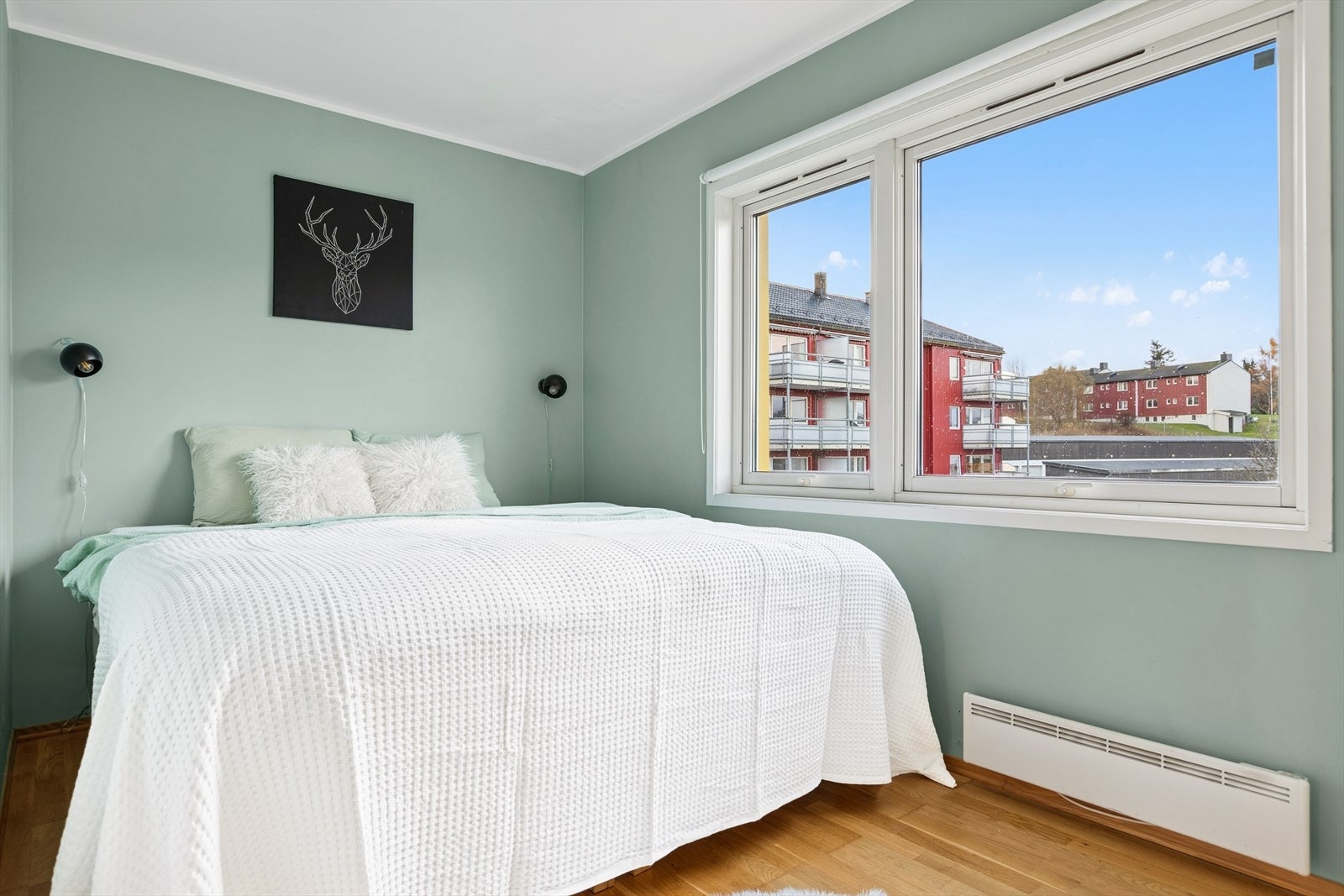 Hovedsoverommet er på 10.9 m². God plass til dobbeltseng og garderobe. Galleribilde