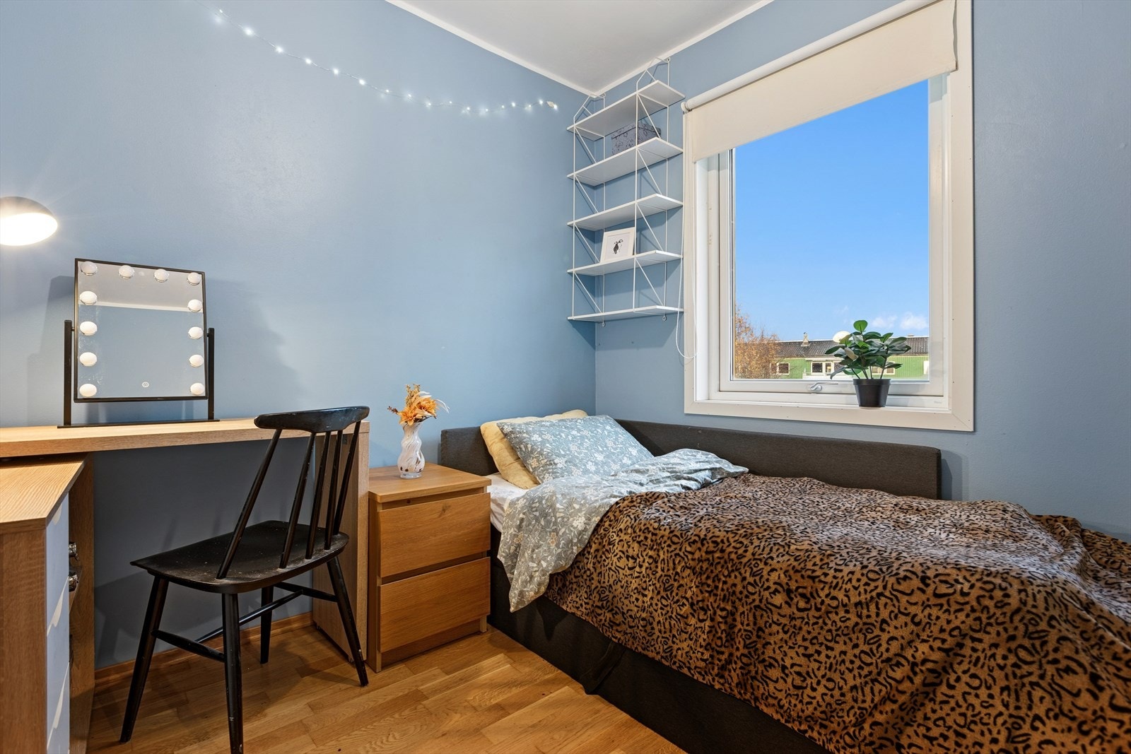 Soverom 2 måler 6,7 m² og har plass til seng og kontorpult. Galleribilde