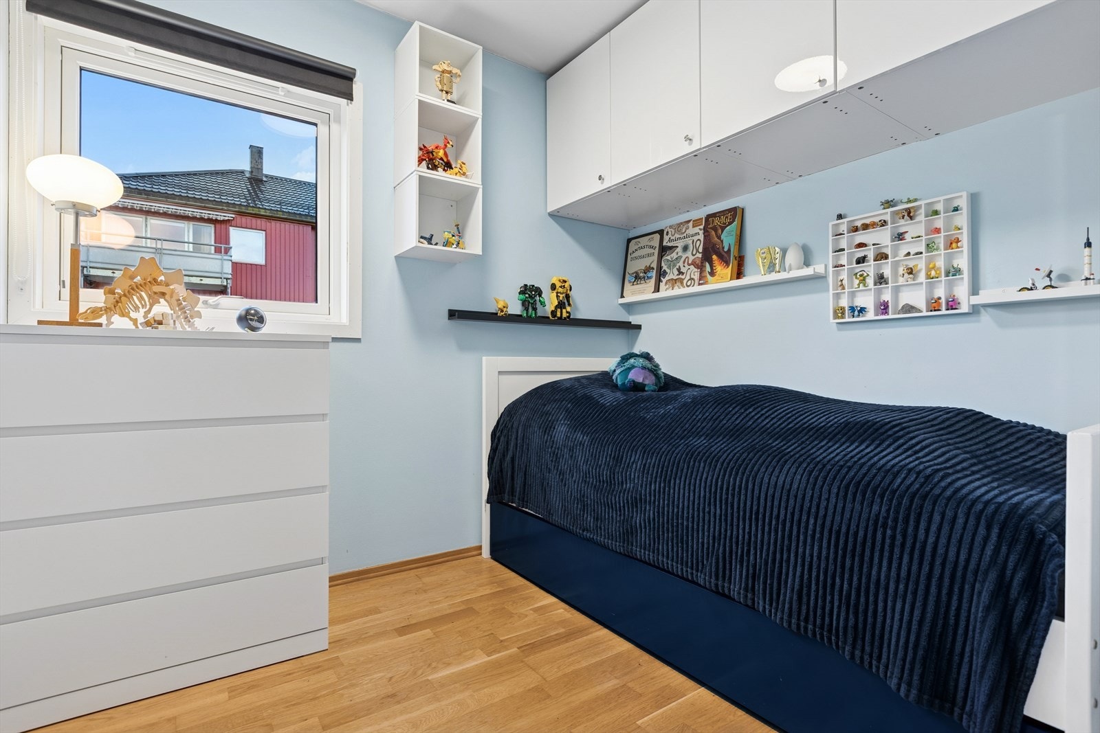 Soverom 3 måler 6 m² og har innebygde hyller for smart oppbevaring. På tegningene fra 1956 står dette rommet som bod. Galleribilde