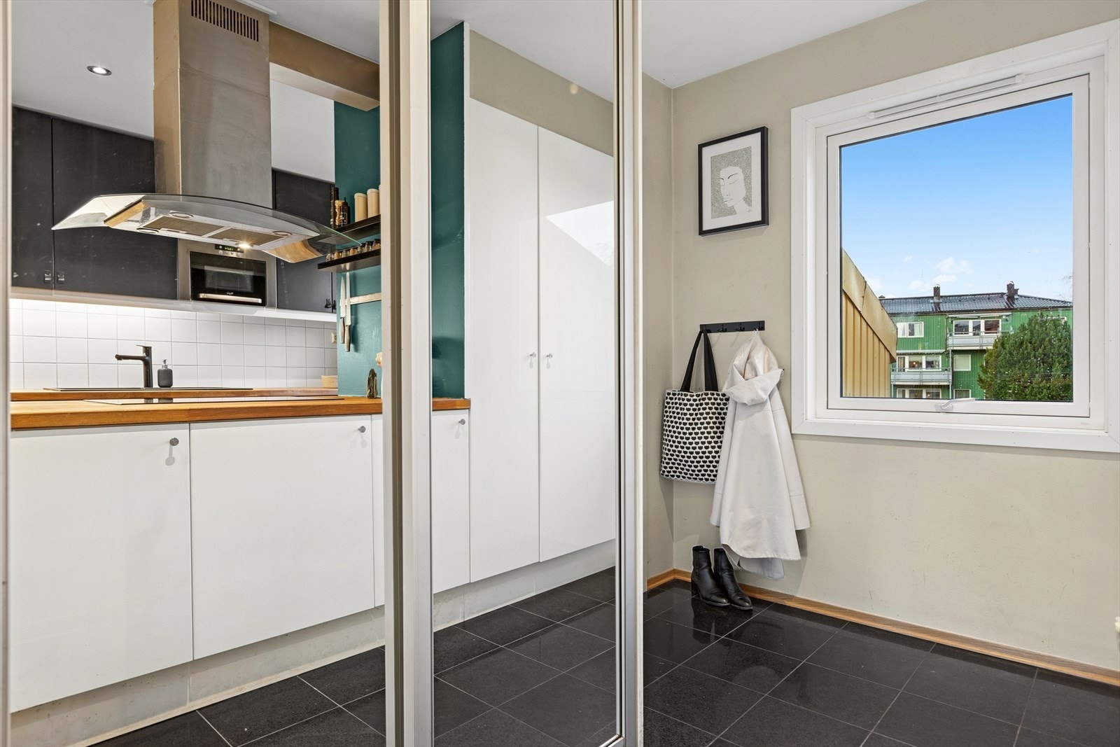 Lys og trivelig entrè med speil-/skyvedørsgarderobe som gir god oppbevaringsmulighet for yttertøy og sko. Galleribilde