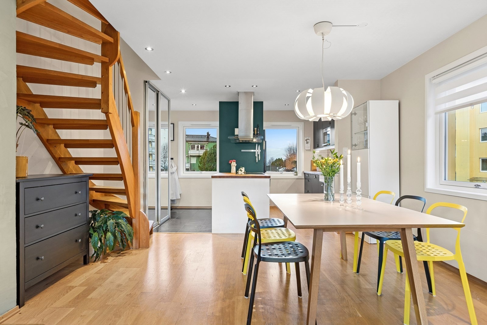 Med sin beliggenhet på enden av blokken, får du godt med naturlig lys inn i leiligheten samt fint utsyn. Galleribilde