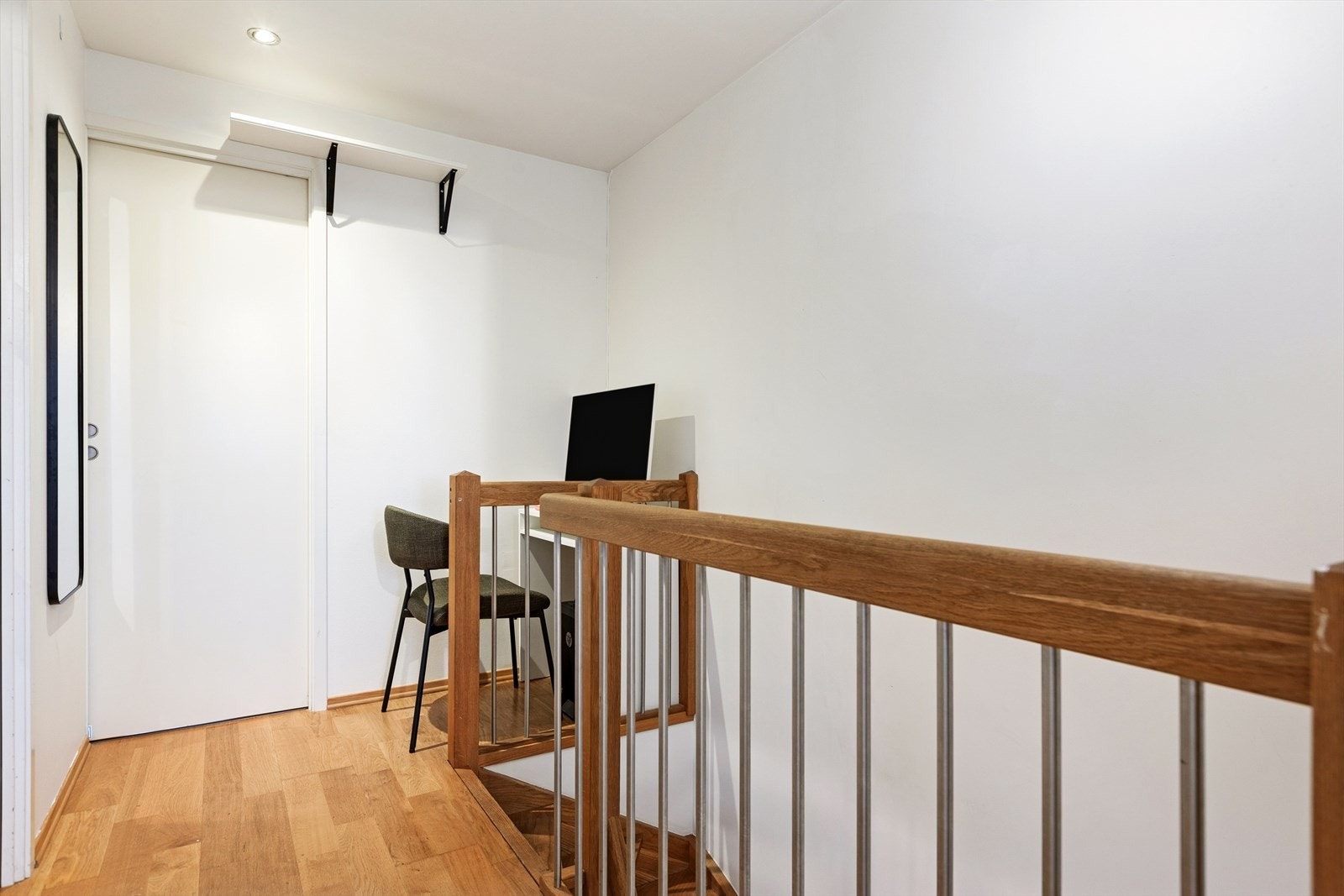 Fra stuen er det adkomst opp til 3. etasje. Her er deler av arealet brukt som kontorplass. Galleribilde