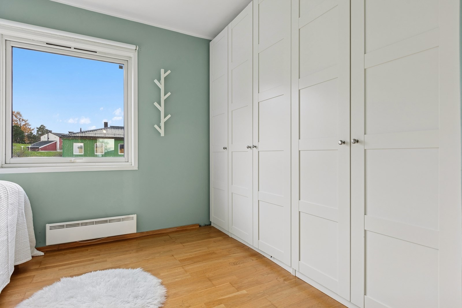 Garderoben gir effektiv oppbevaring i rommet. Galleribilde