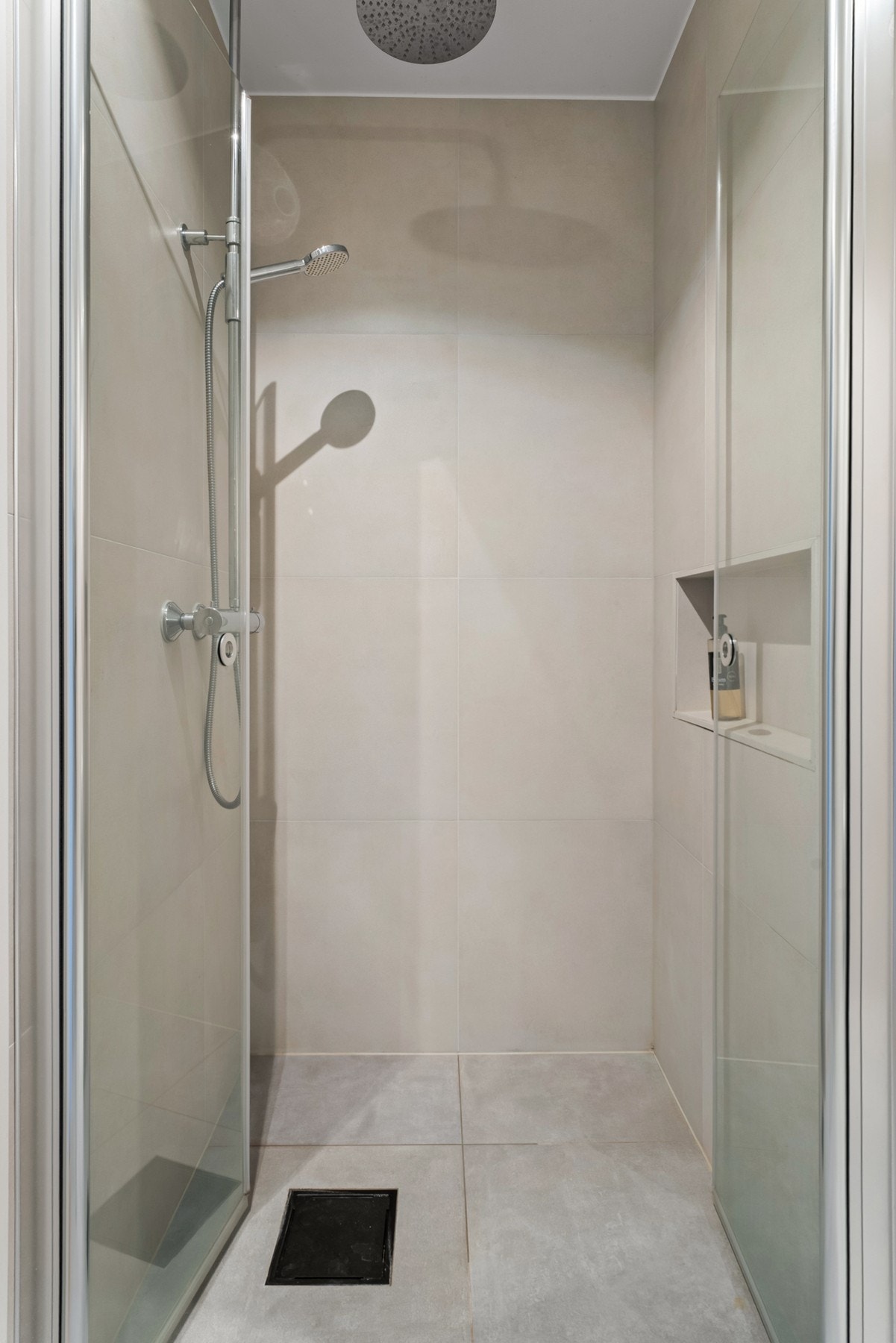 Badet har nedsenket dusjhjørne med svingdører i glass. sluk, regnfallsdusj og termostatstyrt blandebatteri. Galleribilde