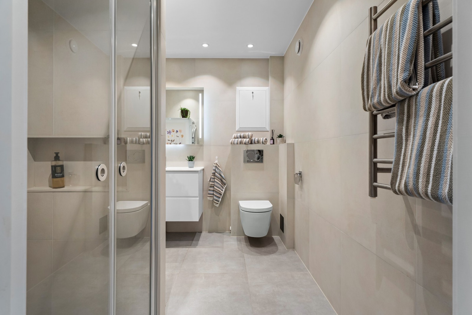 Eksklusivt, og nyrenovert bad fra 2023 med downlights i tak, moderne fliser og termostatstyrte varmekabler i gulv. Galleribilde