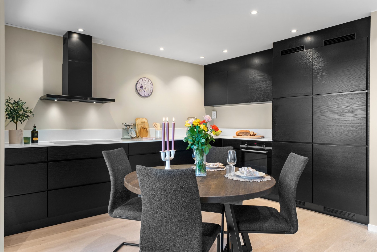 Stilstikker kjøkkeninnredning fra KVIK (2023) med kompositt benkeplate og glatte fronter. Flytting av kjøkken er ikke omsøkt hos Plan- og bygg. Galleribilde