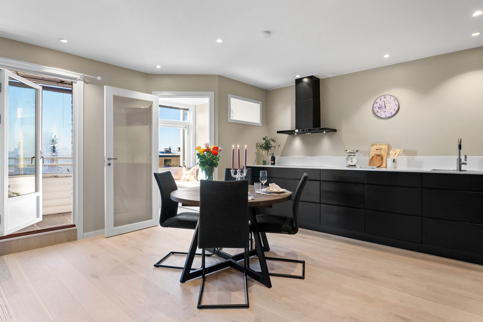 Boligen har en godt utnyttet planløsning, og oppleves innflytningsklar. Galleribilde