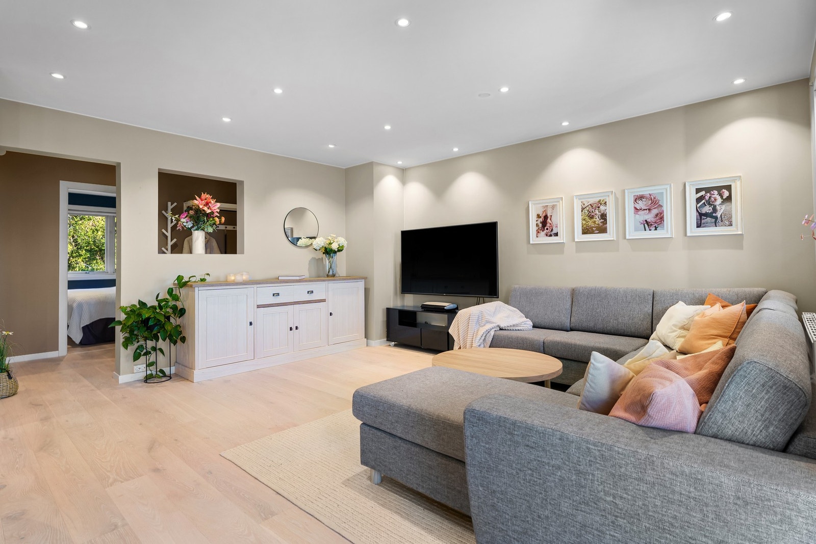 Leiligheten holder en svært høy standard, hvor hele boligen ble vesentlig oppusset i 2023. Galleribilde