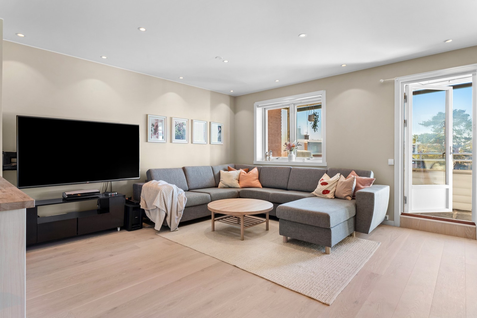 Det er lagt inn betydelig innsats med ny planløsning som sikrer godt med naturlig lys fra flere sider, samt utvendig solskjerming på alle vinduer mot balkongside. Galleribilde