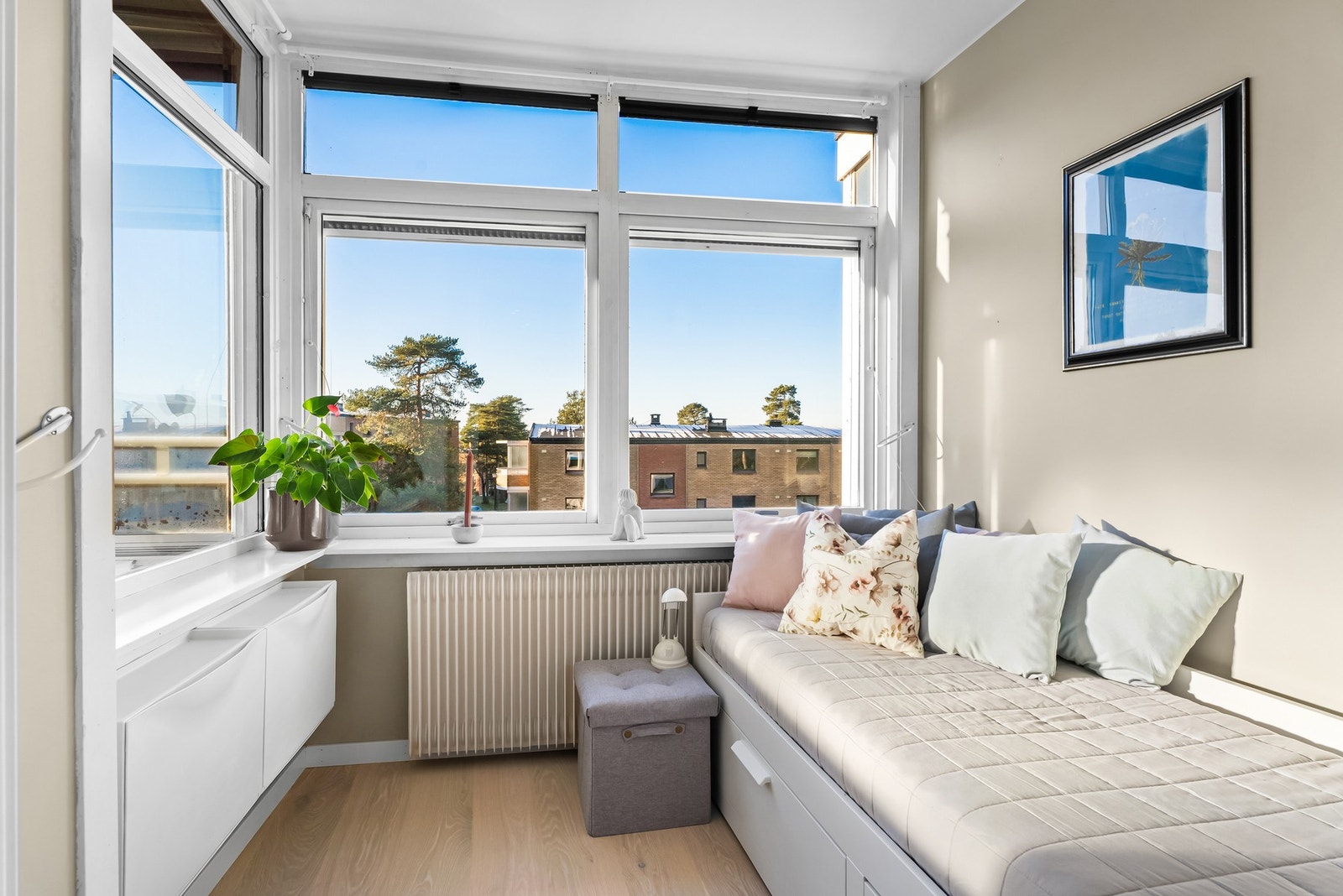 Opprinnelig var det et soverom i leiligheten i henhold til originale byggetegninger, og i 2023 ble det ene soverommet flyttet på motsatt side av stuen. Galleribilde