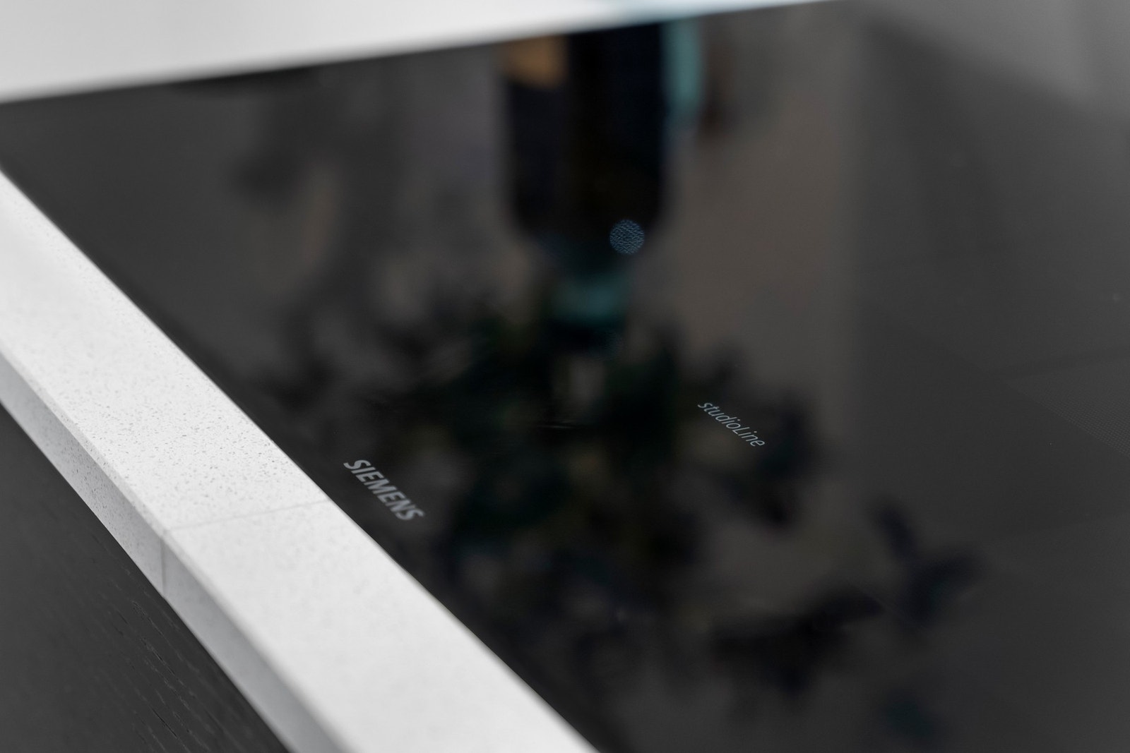 Videre er kjøkkenet utstyrt med kvalitetsintegrerte hvitevarer fra Siemens, bestående av platetopp, stekeovn, oppvaskmaskin, samt kjøl- og fryseskap. Galleribilde