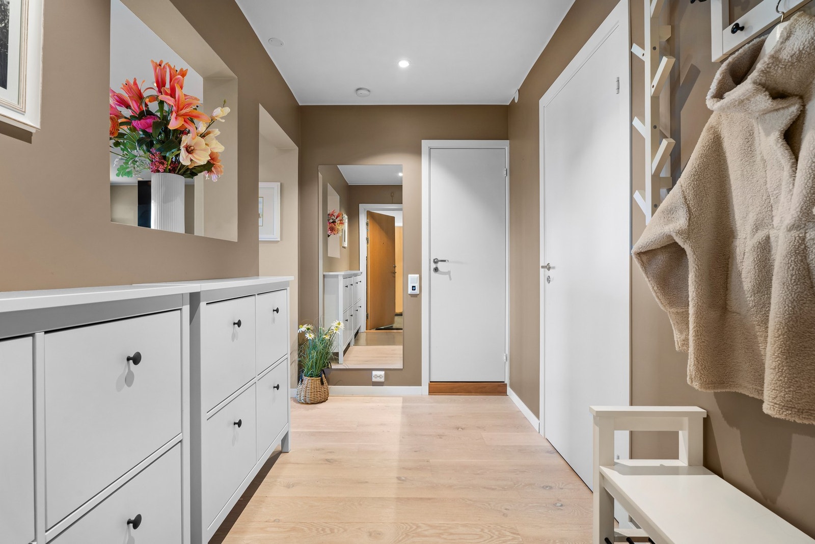 Du ønskes velkommen inn i en innbydende entré med gode oppbevaringsmuligheter. Galleribilde