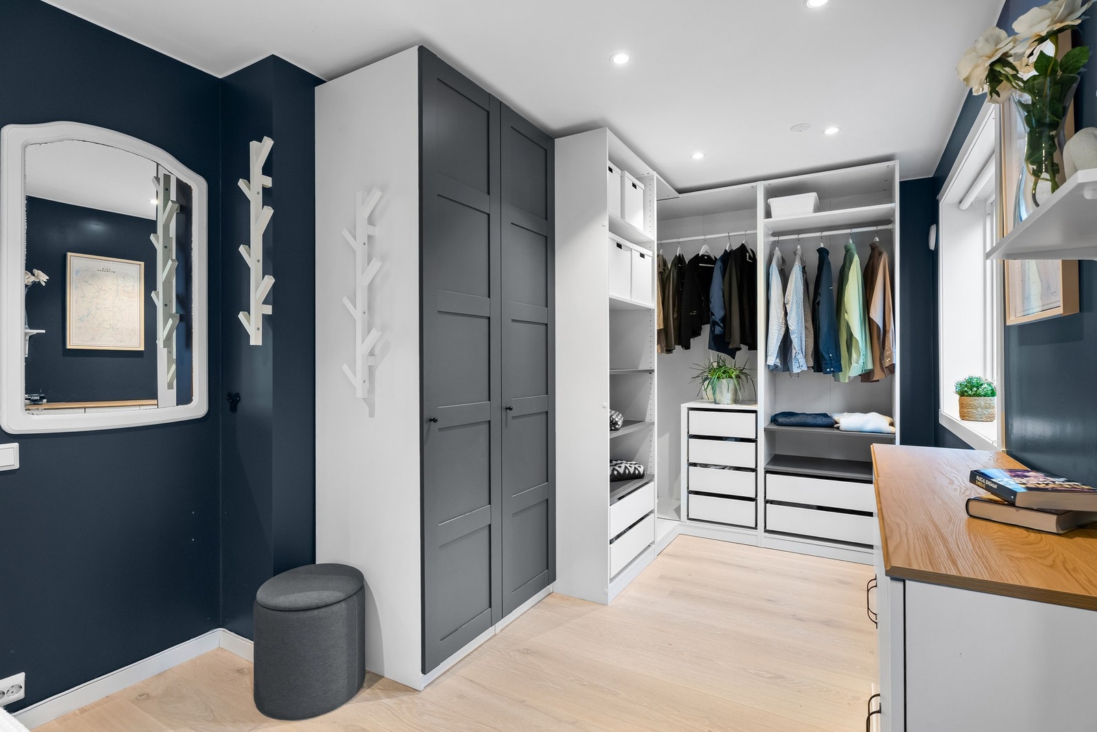 Legg merke til den praktiske garderobeløsning som gir svært gode oppbevaringsmuligheter - perfekt for deg som verdsetter lagringsplass. Galleribilde