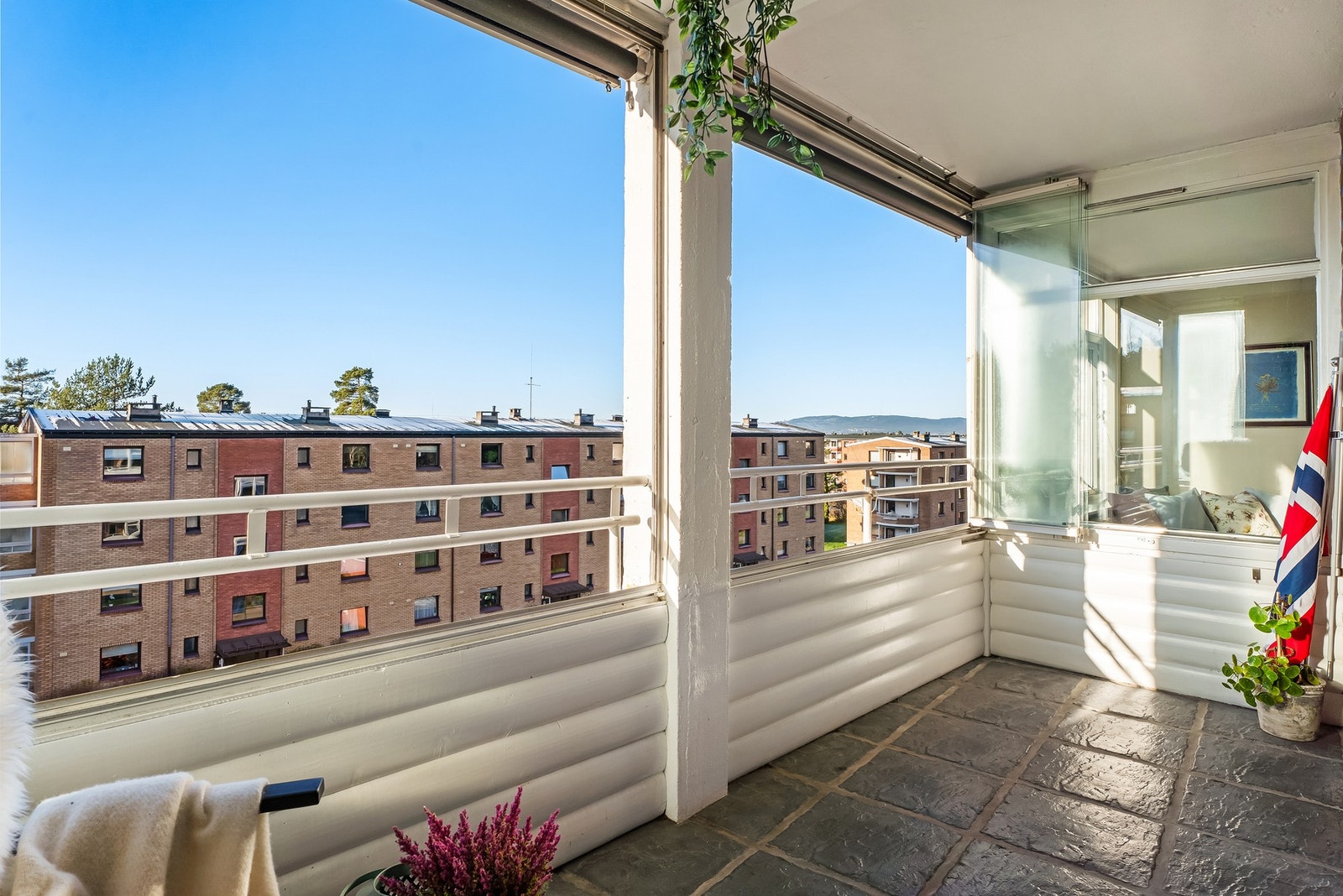 Dette er en lys og moderne 3-roms toppleilighet, beliggende i 4. etasje. Galleribilde