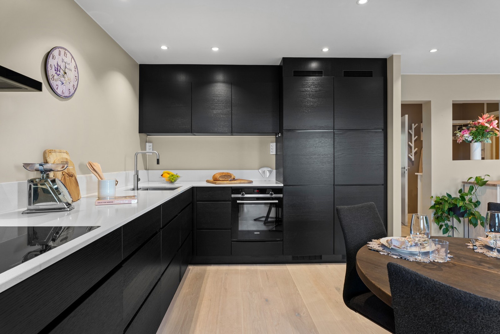 Kjøkkenet har en åpen og sosial løsning mot stue med plass til stort spisebord - perfekt for sosiale sammenkomster. Galleribilde