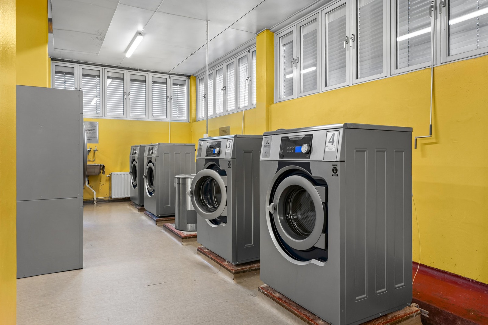 Det er fellesvaskeri i borettslaget, samt felles sykkelrom i borettslaget. Galleribilde