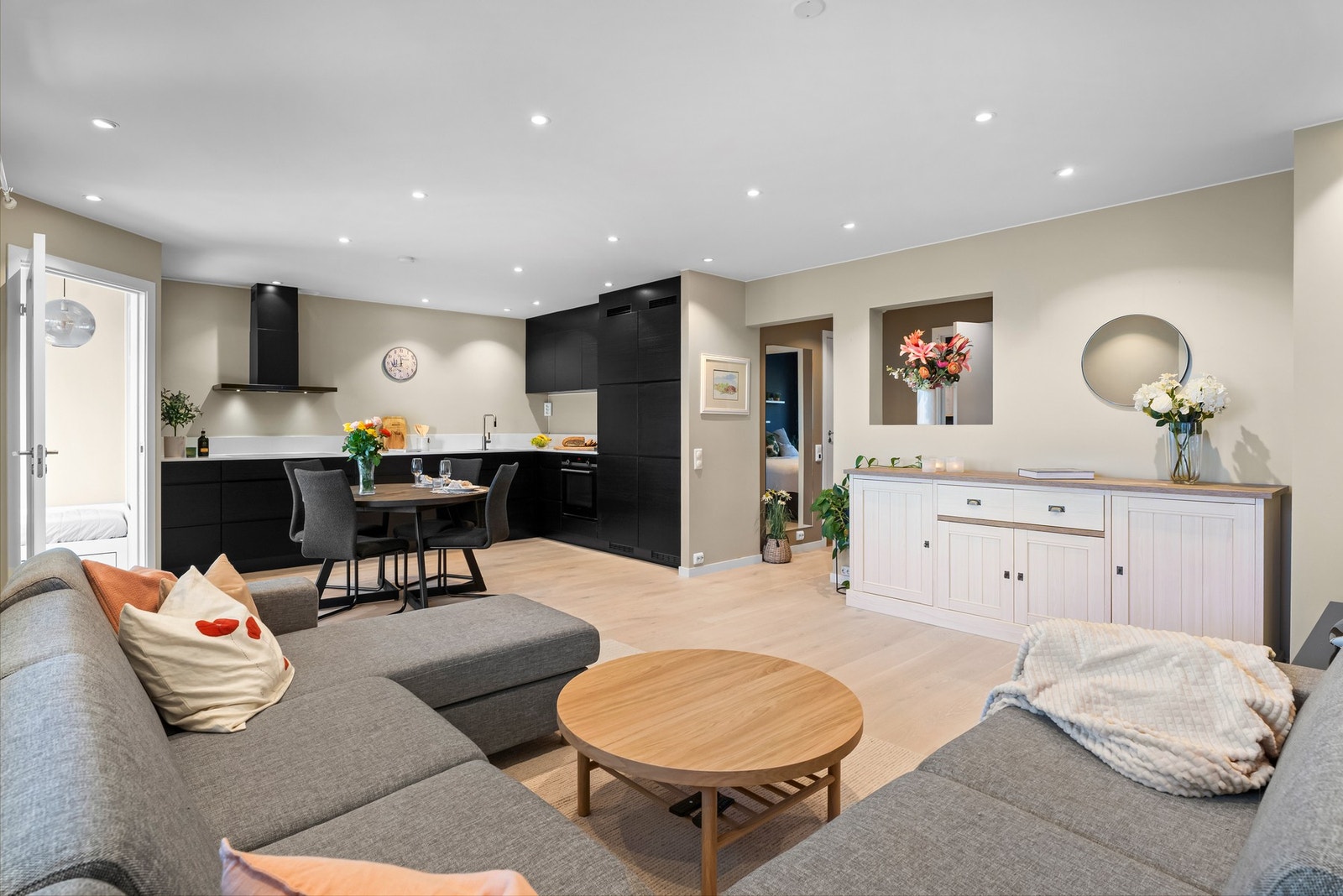 I felleskostnadene har du blant annet varmtvann, fyring og kabel-tv/internett fra Telia inkludert. Galleribilde