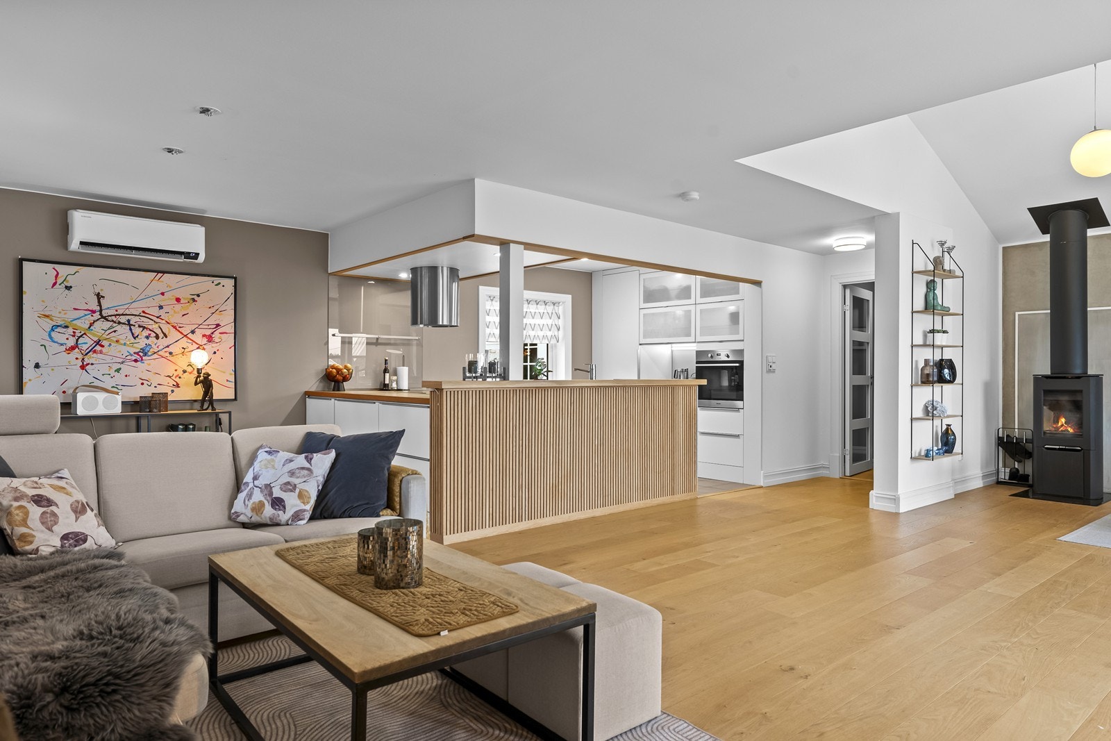 Fin flyt mellom kjøkken og stue gir luftig romfølelse! Galleribilde