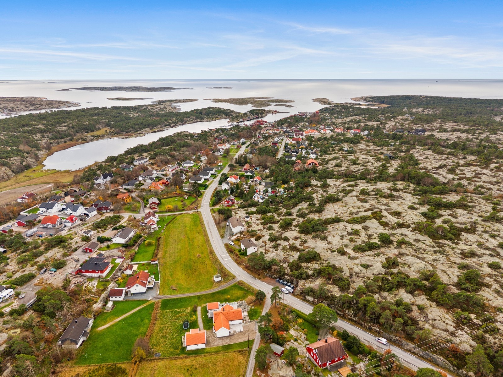Eiendommen ligger tilbaketrukket i naturskjønne omgivelser på Vesterøy. Her har du nærhet til skjærgården, fine badeplasser samt flotte turstier. Vesterøy har matbutikker, spisesteder samt bussforbindelse til Fredrikstad og Oslo Galleribilde