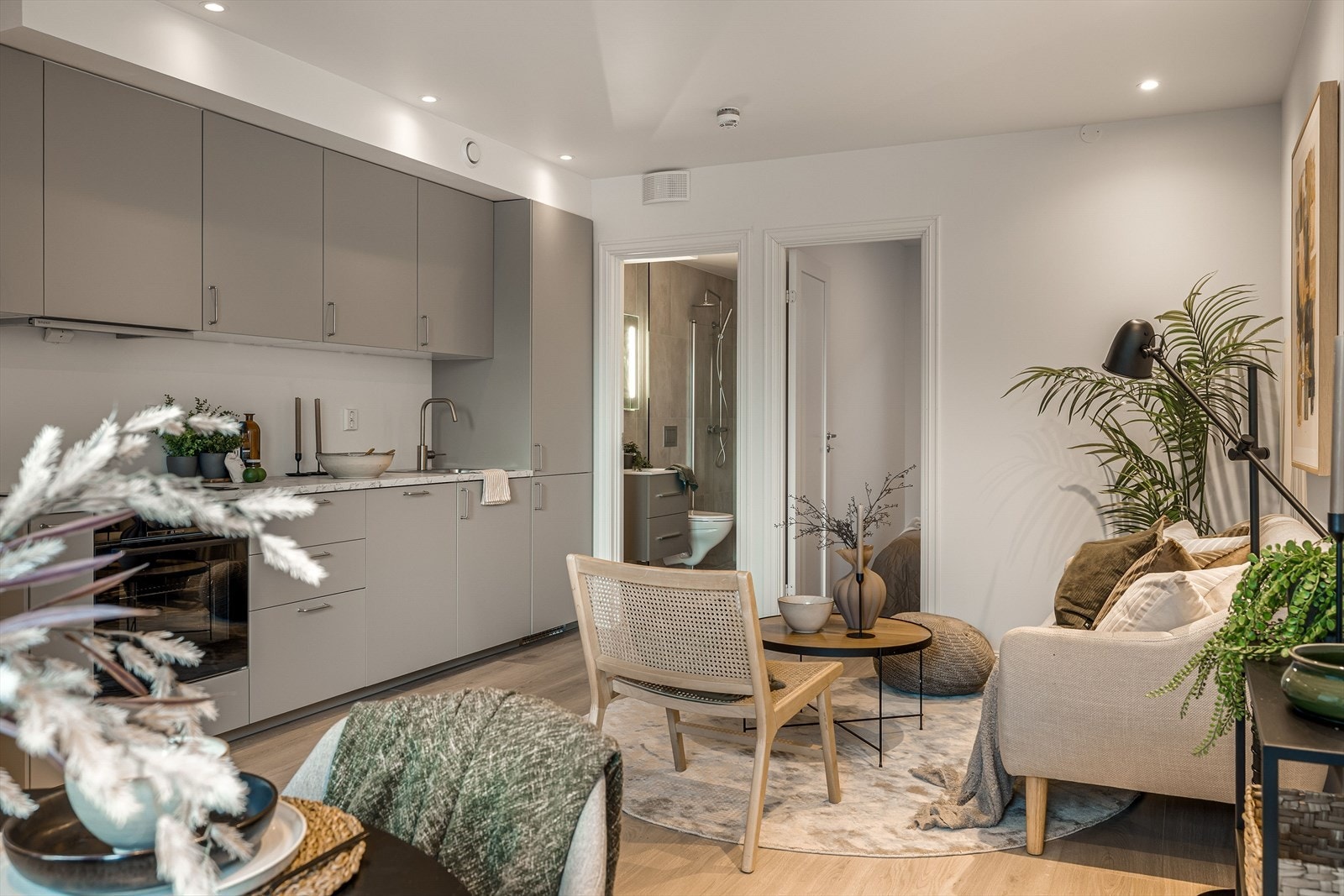 Pent Ikea-kjøkken glatte fronter og integrerte hvitevarer. Galleribilde