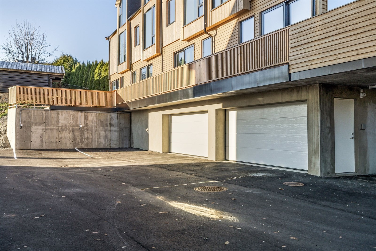 Med leiligheten følger det en privat bod i kjeller. Leiligheten disponerer ikke fast parkeringsplass. Galleribilde