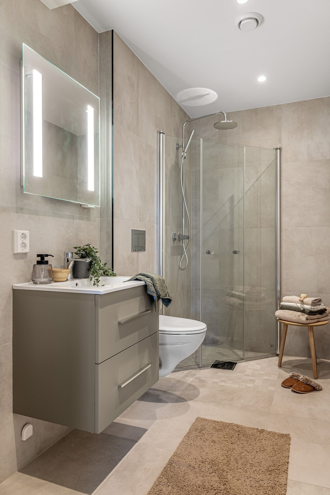 Delikat og flislagt bad med opplegg for vaskemaskin. Galleribilde