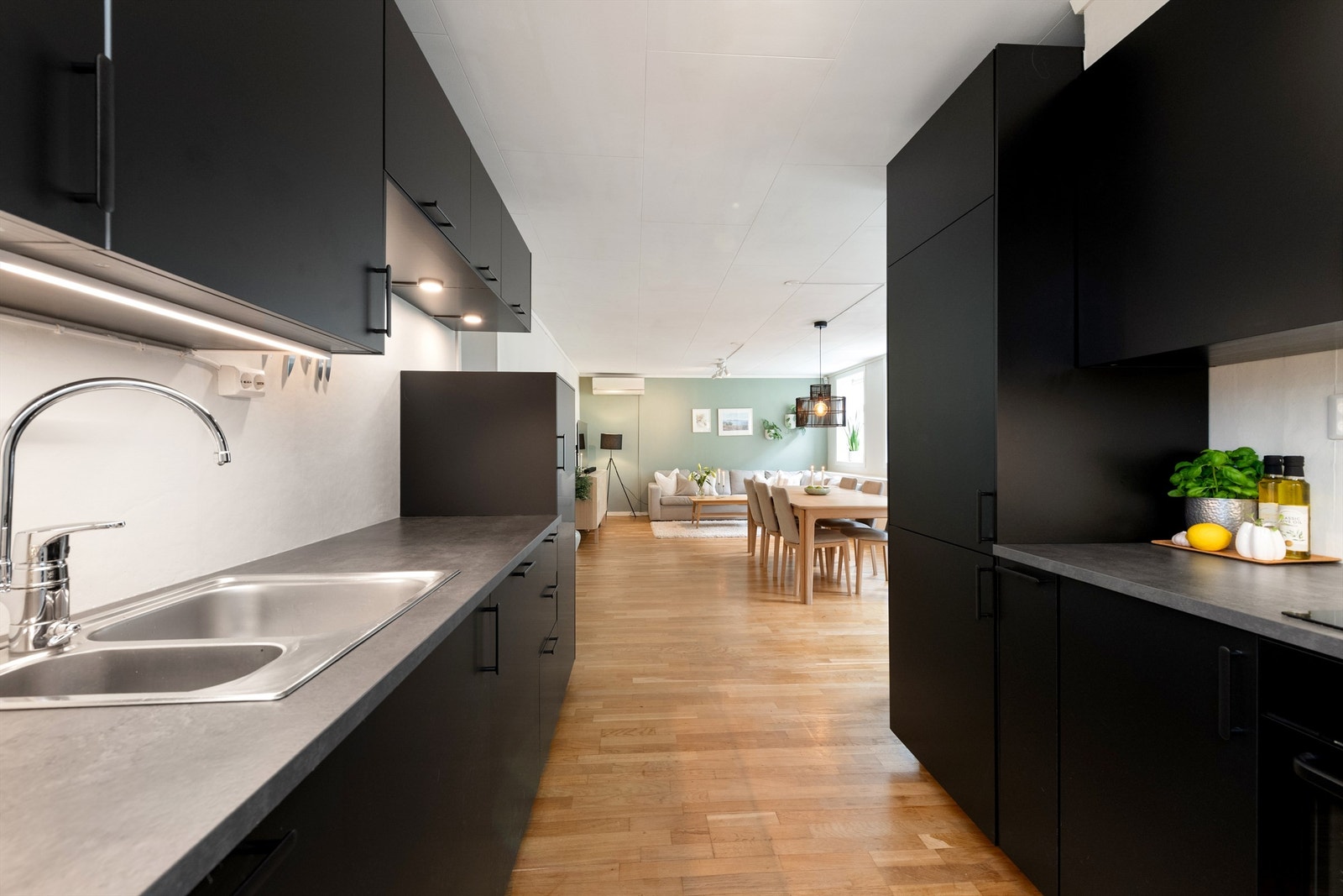 Moderne Ikea kjøkkeninnredning fra 2025 med sorte matte fronter Galleribilde