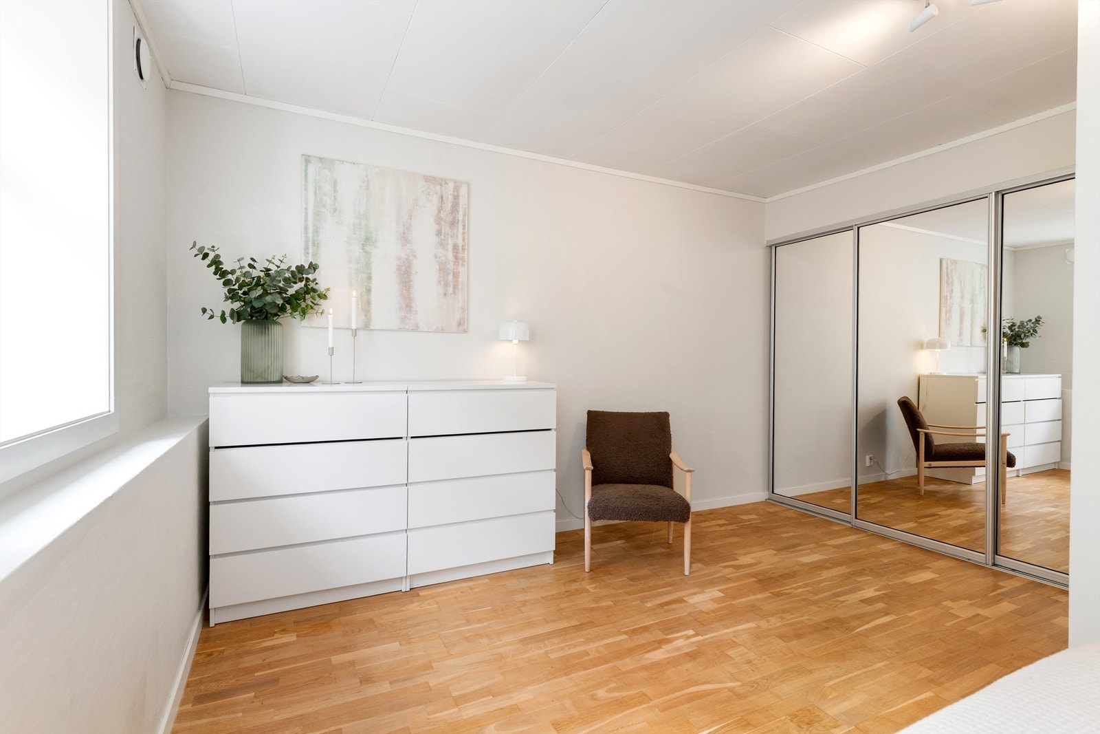 Skyvedørsgarderobe med speildører og plass til komode Galleribilde