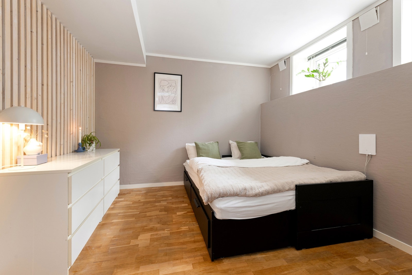 Soverom 2 med parkettgulv og spilevegg Galleribilde