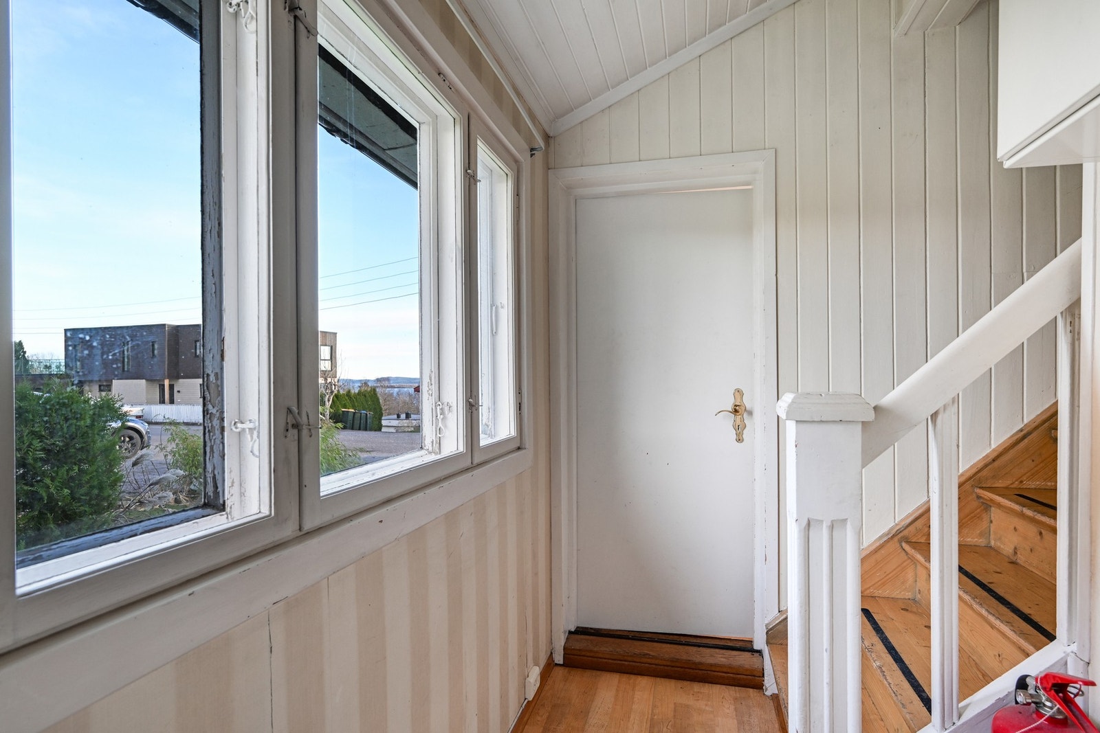 Det er tre soverom i 2. etasje og et disponibelt rom i 1. etasje Galleribilde