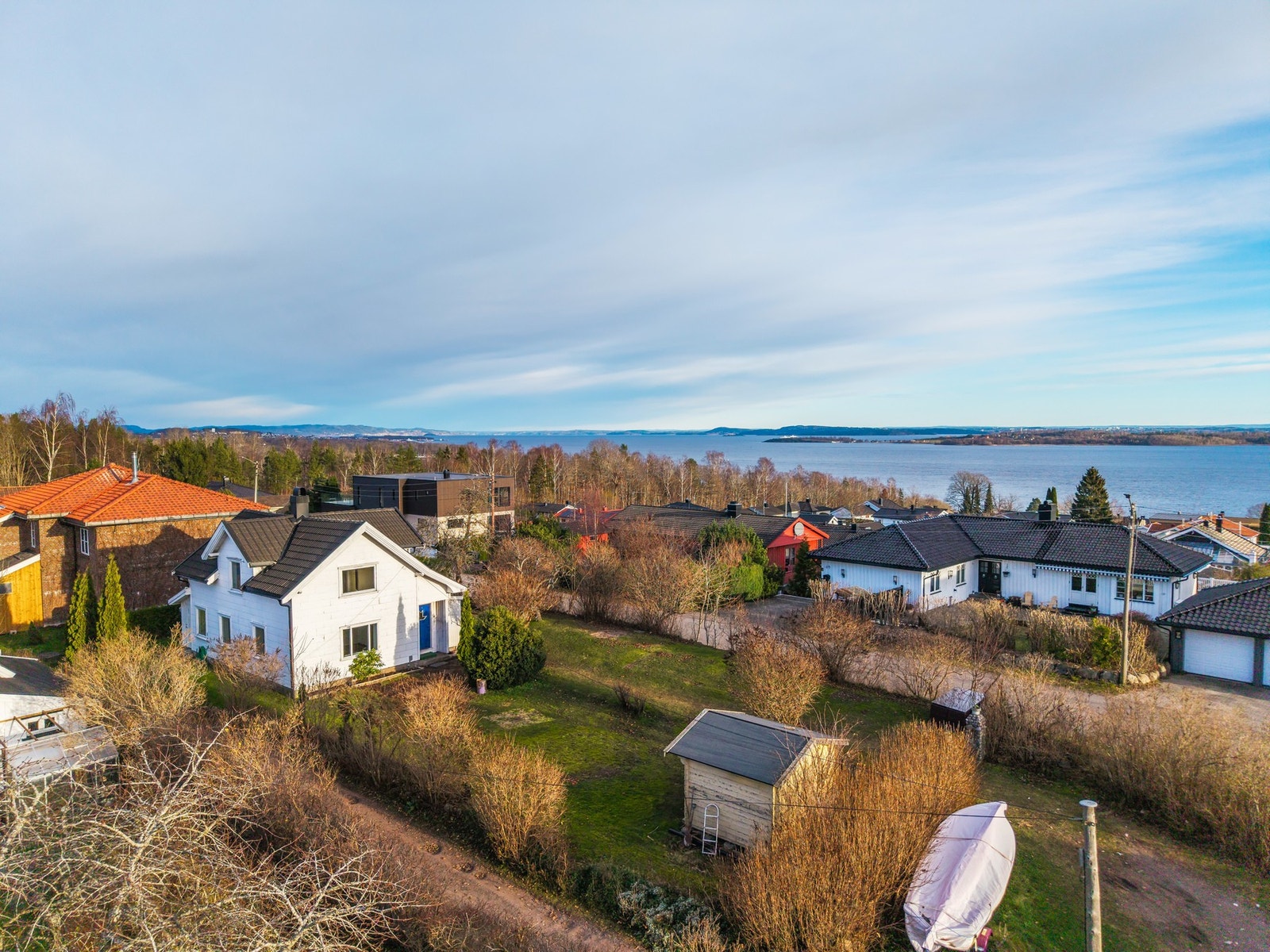 Boligen her en fin tomt med noe sjøutsikt Galleribilde